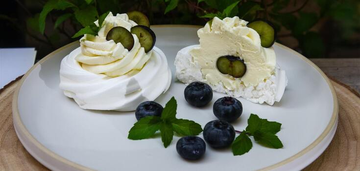 Pavlova cake without sugar