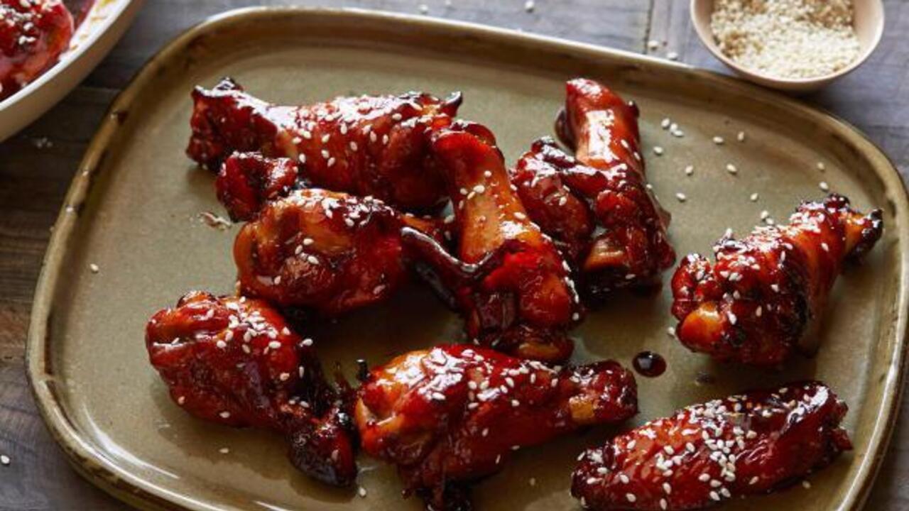 Appetizing crispy chicken wings in a pan: the secret is in the sauce