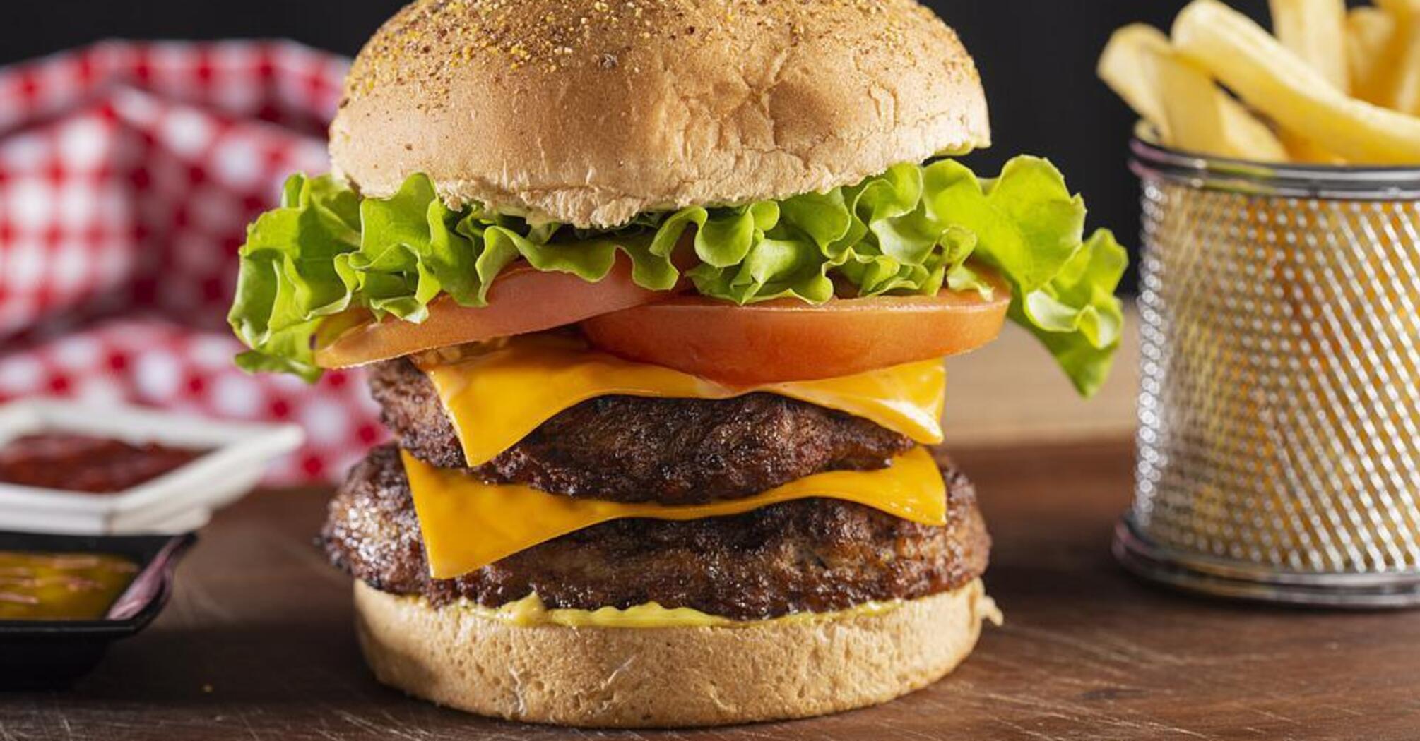 Delicious and healthy burger: how to cook at home