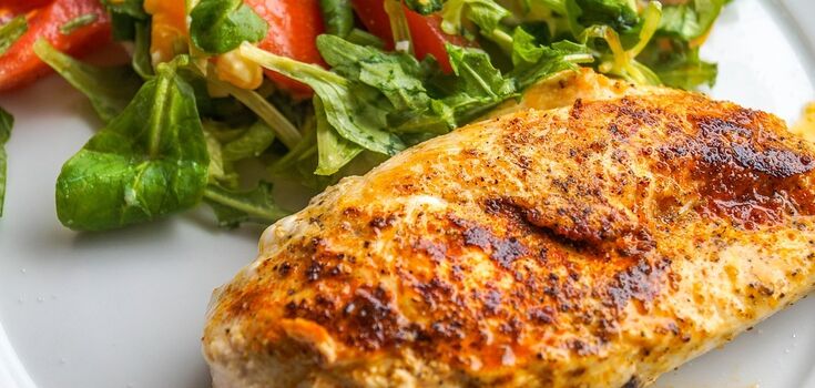How to cook chicken fillet to make it juicy and flavorful: a simple idea