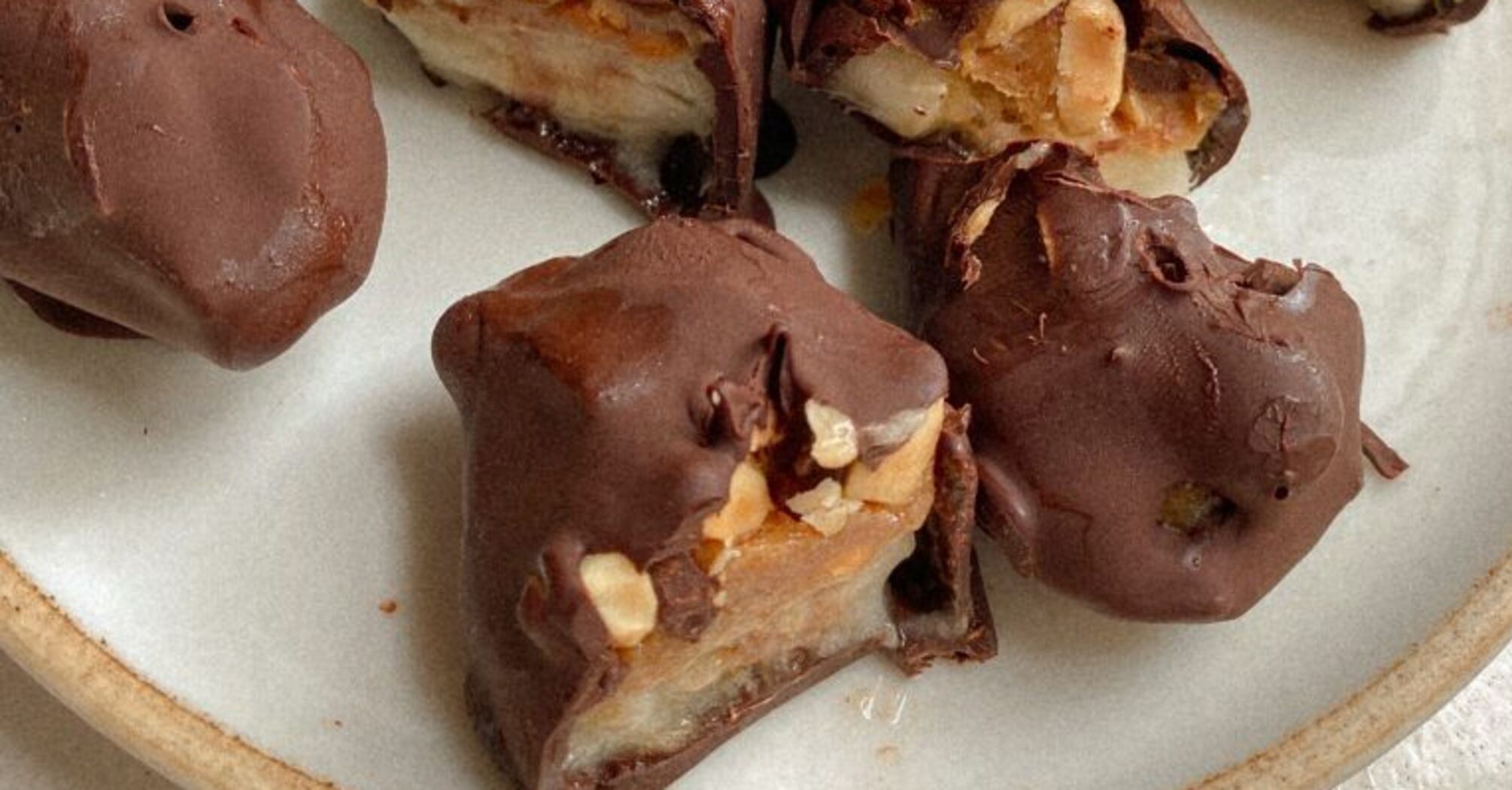 Homemade snickers with banana: how to make a spectacular dessert quickly