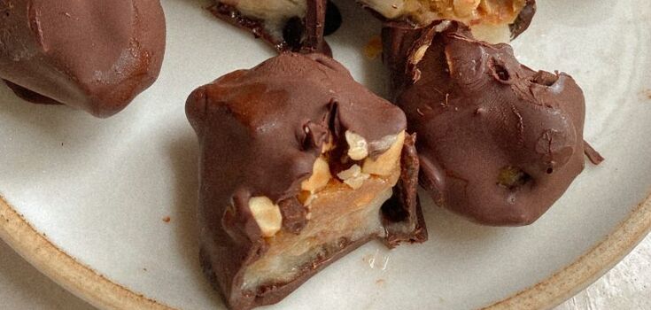 Homemade snickers with banana: how to make a spectacular dessert quickly