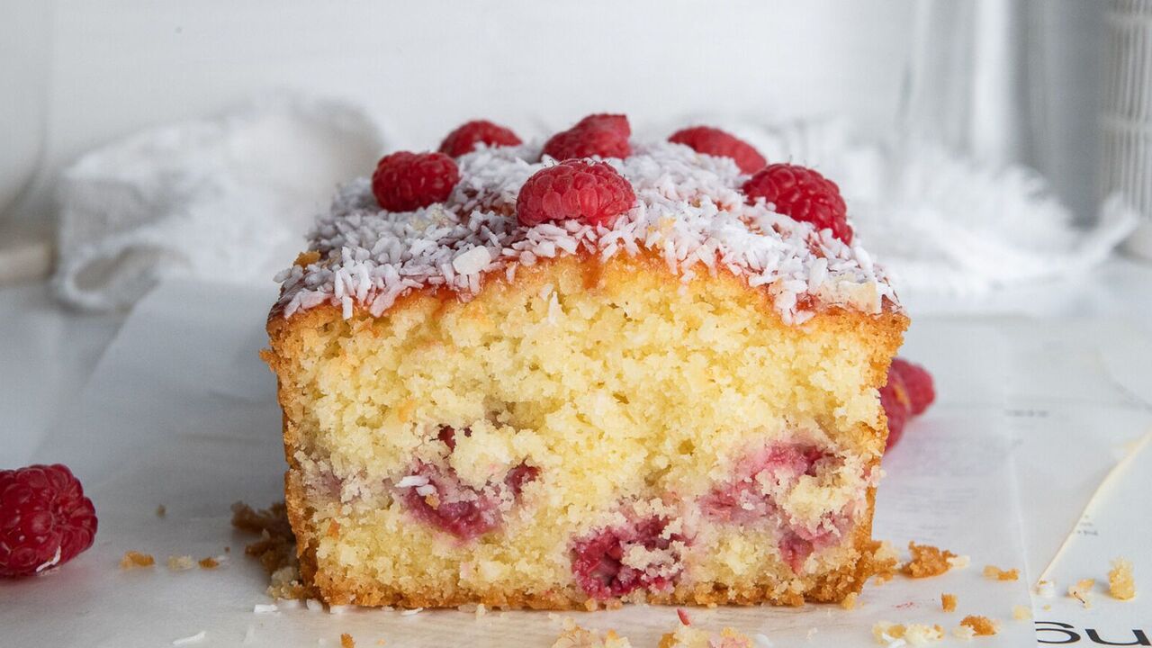How to make dough for a fluffy raspberry cupcake: the perfect pastry for tea