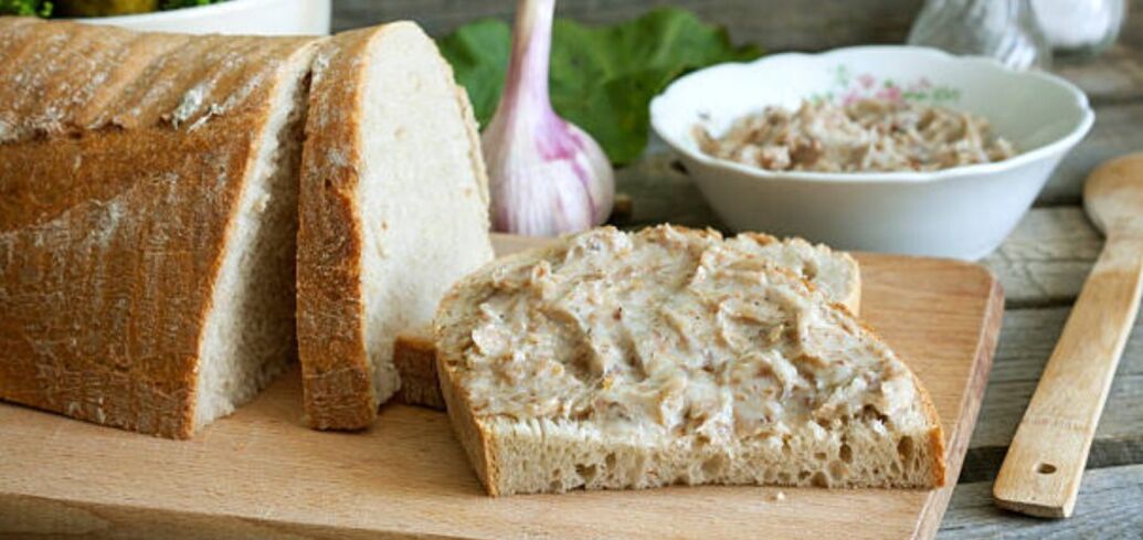 Quick budget lard spread: with garlic, onions and herbs
