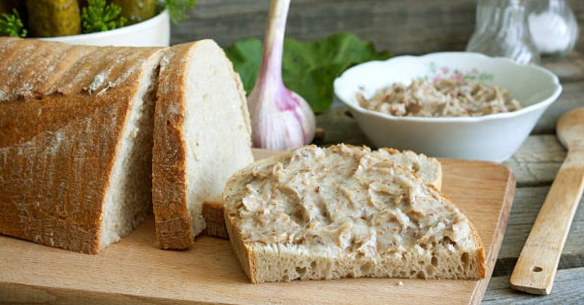 Quick budget lard spread: with garlic, onions and herbs