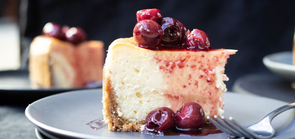 No flour needed: how to make a fluffy cottage cheese casserole with cherries