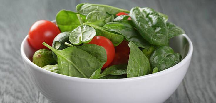 What kind of salad can be made from spinach: a recipe for a healthy dish