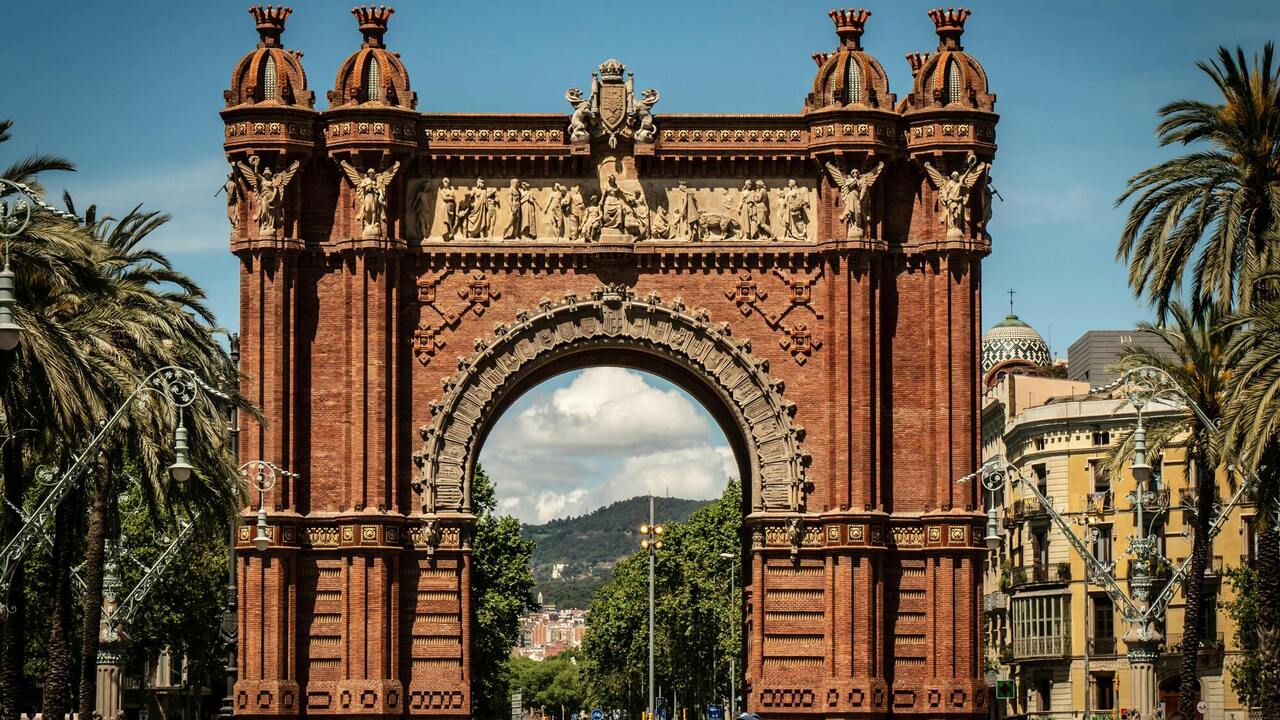 Barcelona dołączyła do hiszpańskiej wojny z turystami: burmistrz obiecuje wyrzucić AirBnb z miasta do 2029 roku. Co wiadomo