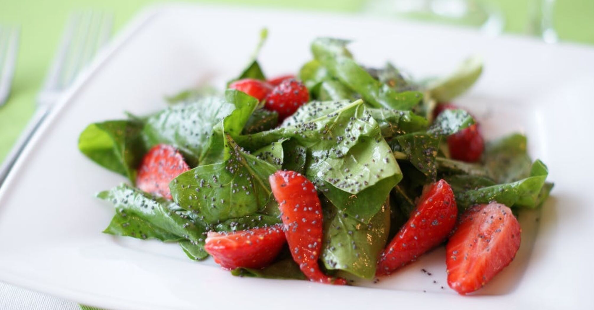 Spicy fresh strawberry salad: a recipe for an easy dish