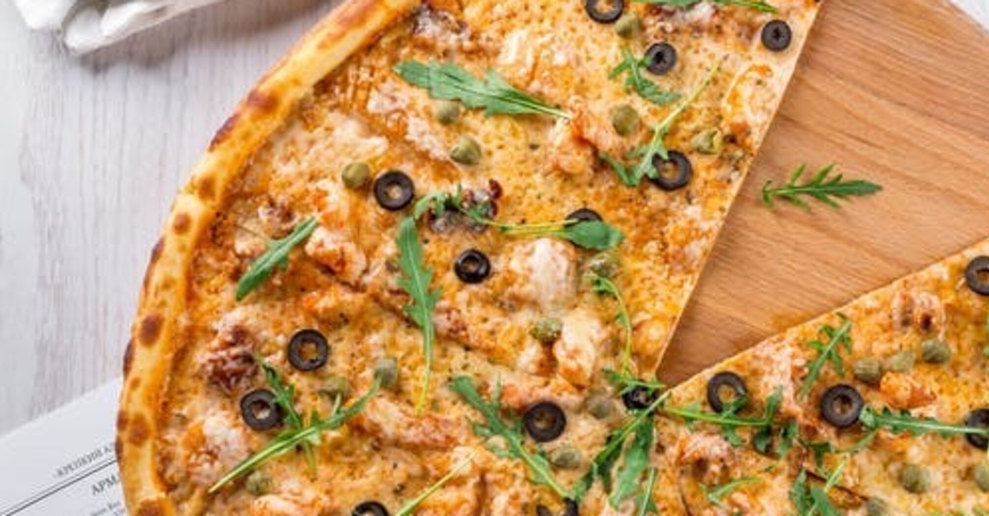 Crispy and thin zucchini pizza: quick and easy to bake