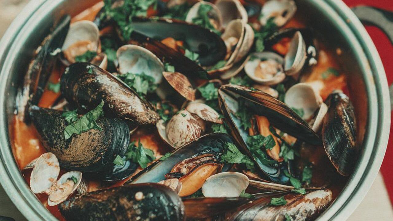 How to cook mussels and what to marinate them in: chef's tips