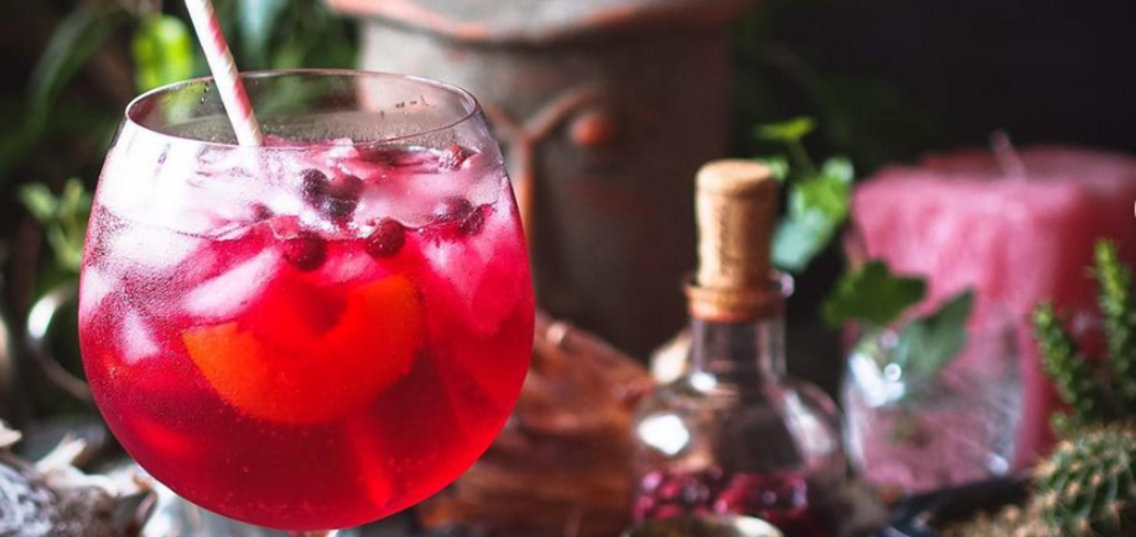 Gin and tonic with currants