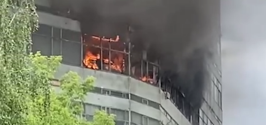 A massive fire broke out in the Moscow region on the territory of an institute that develops electronics for defense. Video
