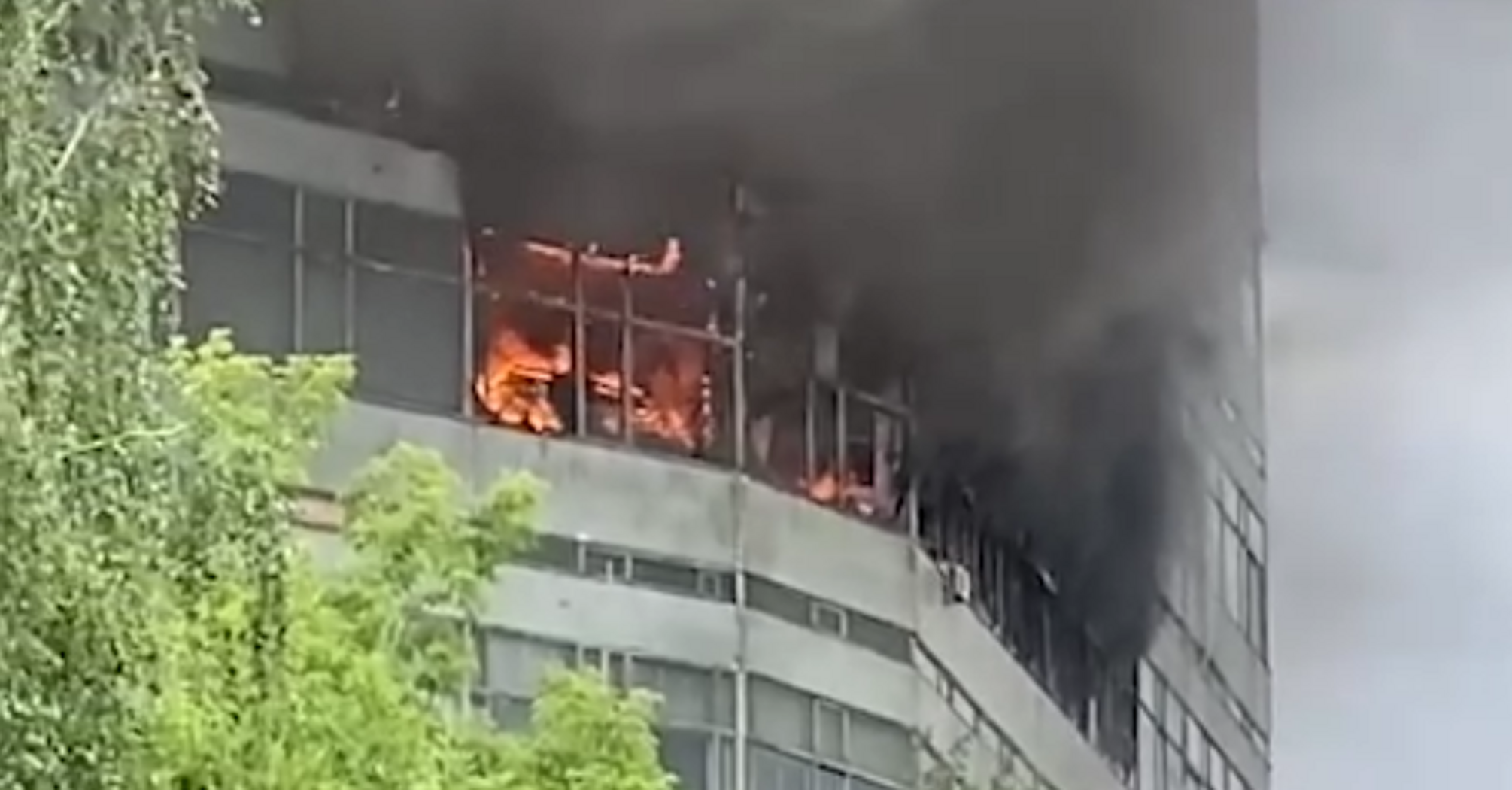 A massive fire broke out in the Moscow region on the territory of an institute that develops electronics for defense. Video