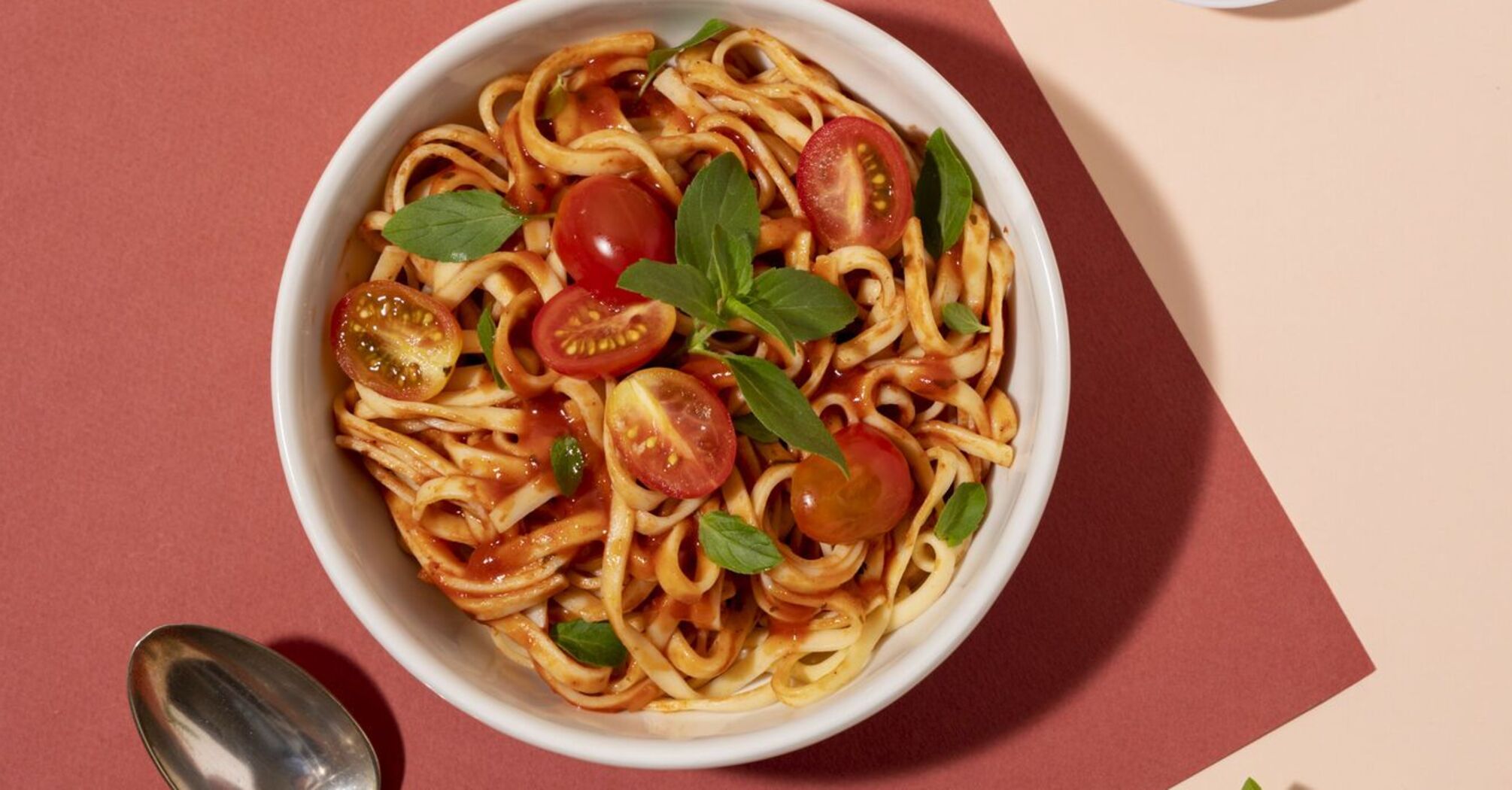 Pasta with peppers and tomatoes: made with ingredients you always have at home