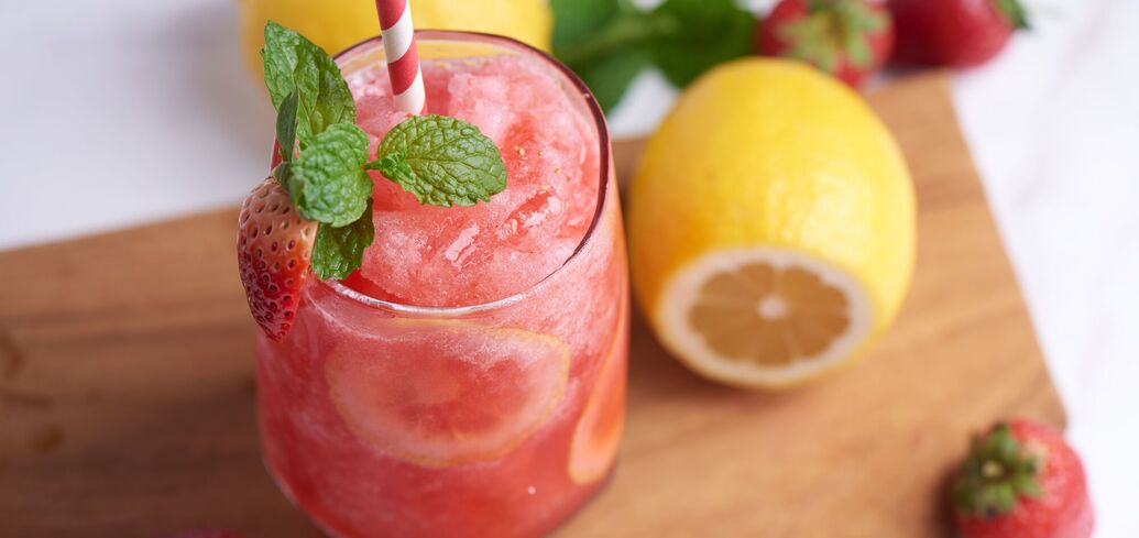 Sugar-free: healthy homemade raspberry and lemon lemonade