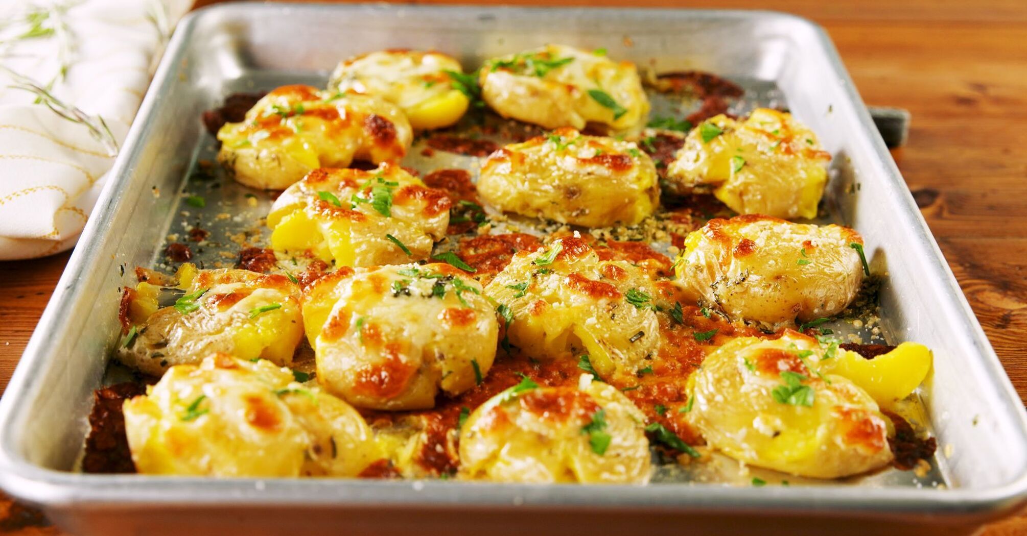 Baked new potatoes with sausages: we share a recipe for a hearty dish