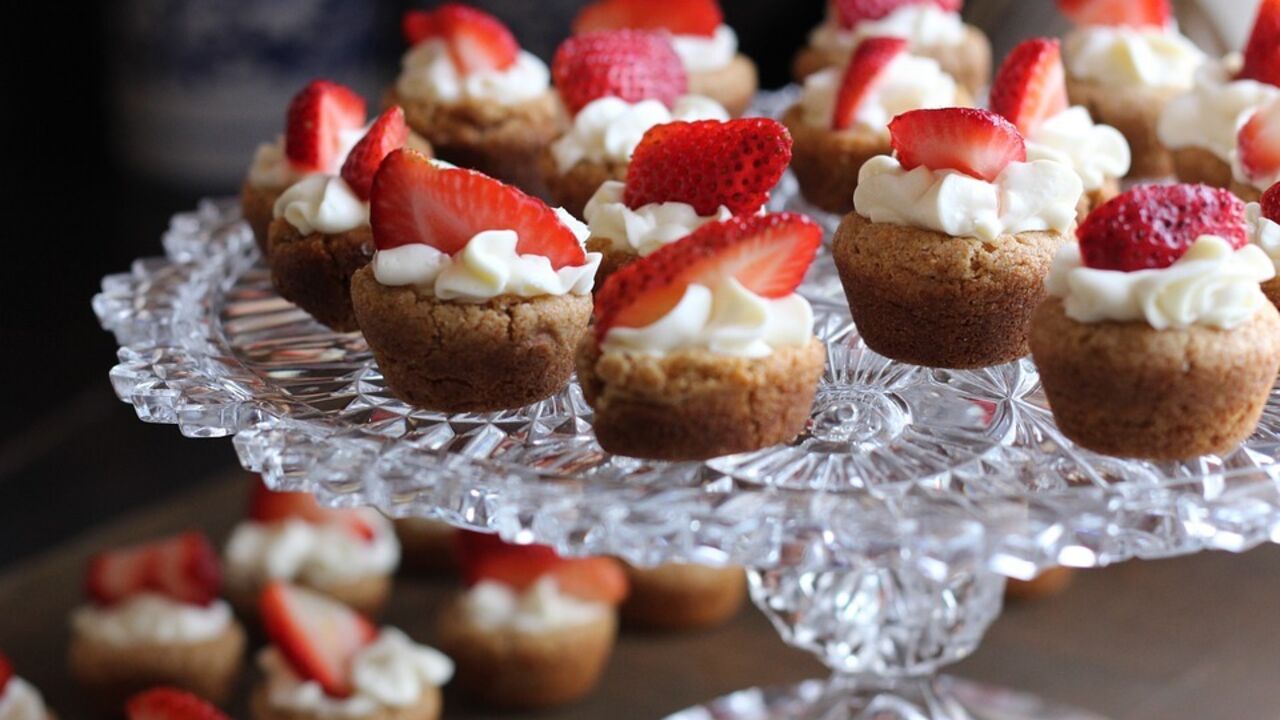 What to make with strawberries besides jam: a simple dessert idea