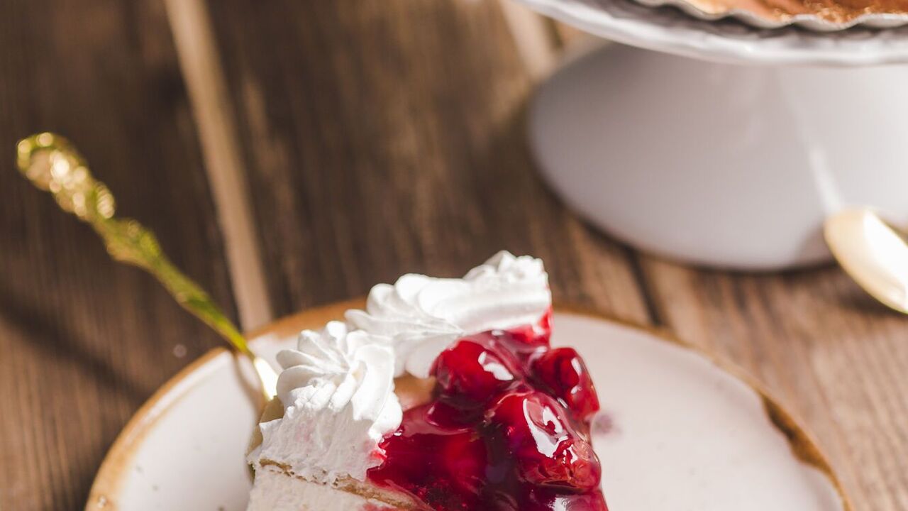 Yogurt cake with raspberries: preparing a real summer delight