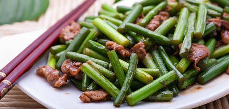 How to cook garlic shoots in sour cream: the most delicious recipe