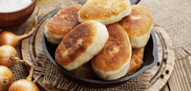 Fried pies with onions and boiled eggs: the easiest recipe for a budget dish