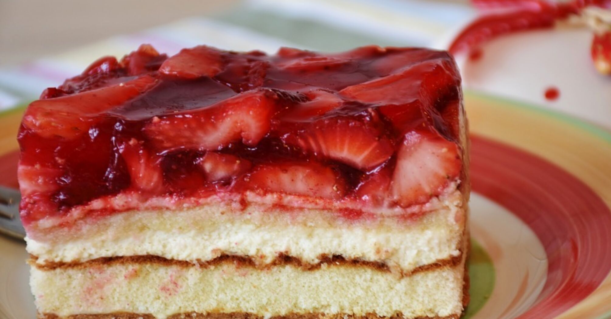 Simple no-bake cheesecake with seasonal fruit