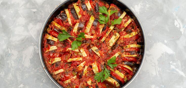Eggplant ratatouille with minced meat and hot sauce: a recipe for a hearty dinner dish
