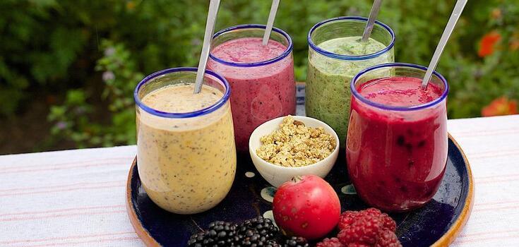 What to make a smoothie from to make it healthy: a vitamin drink idea