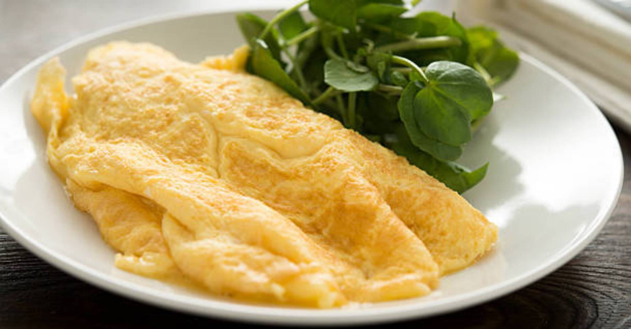 Fluffy two-ingredient omelet without a pan: cooking secrets