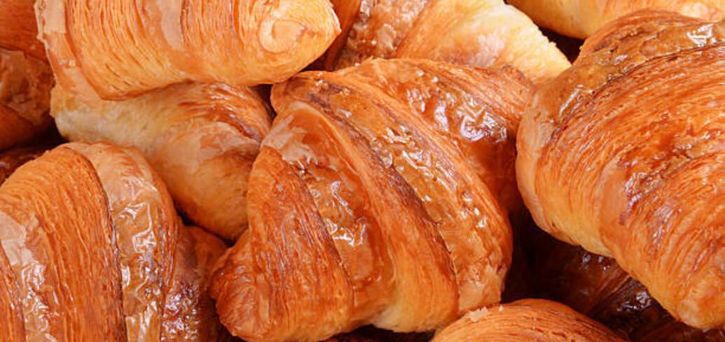 Airy croissants with filling in 20 minutes: how to make dessert