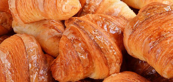 Airy croissants with filling in 20 minutes: how to make dessert