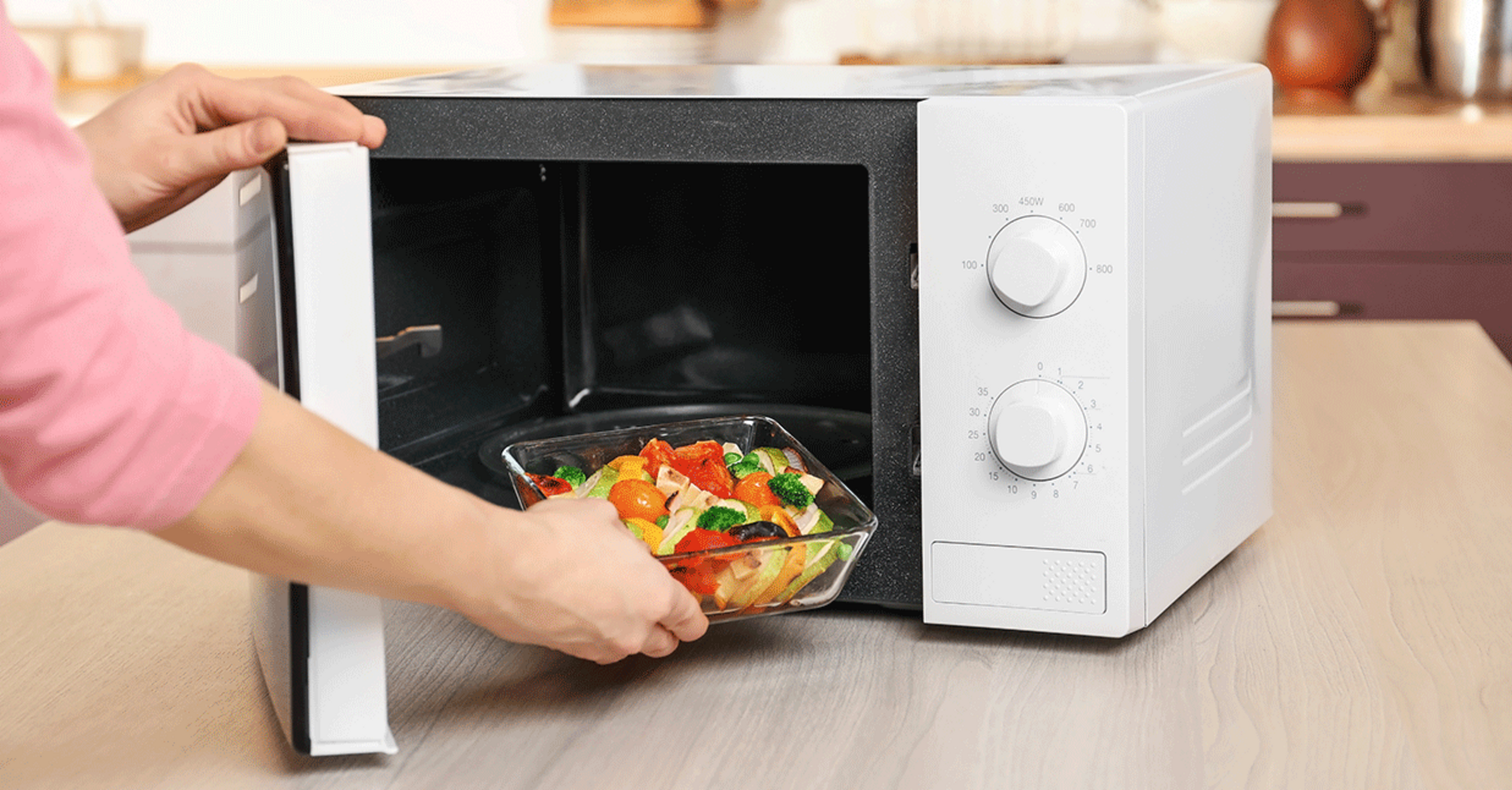 Nigdy nie podgrzewaj jedzenia w kuchence mikrofalowej w ten sposób: możesz zepsuć zarówno obiad, jak i urządzenie