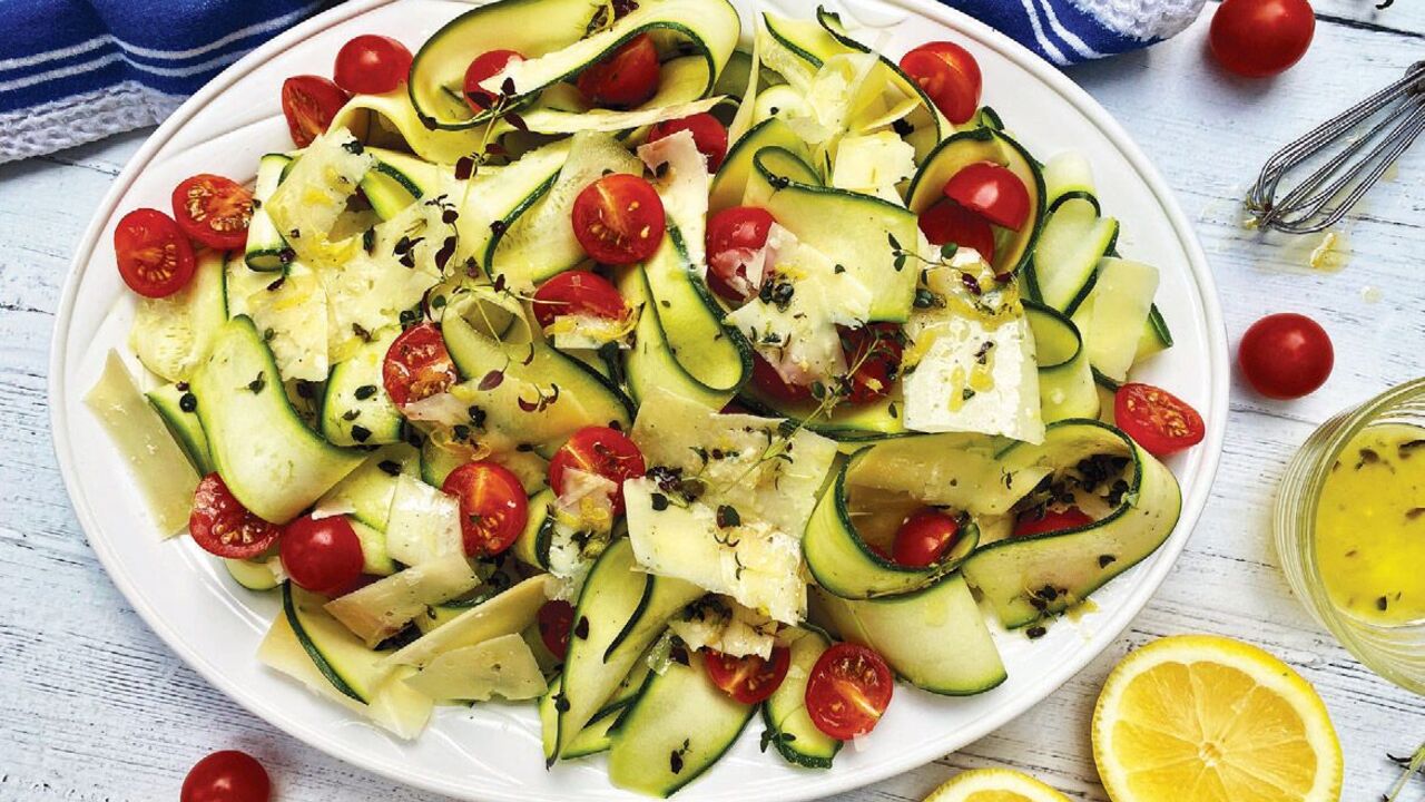 What a delicious salad to prepare with zucchini: a variant of a very light and nutritious dish