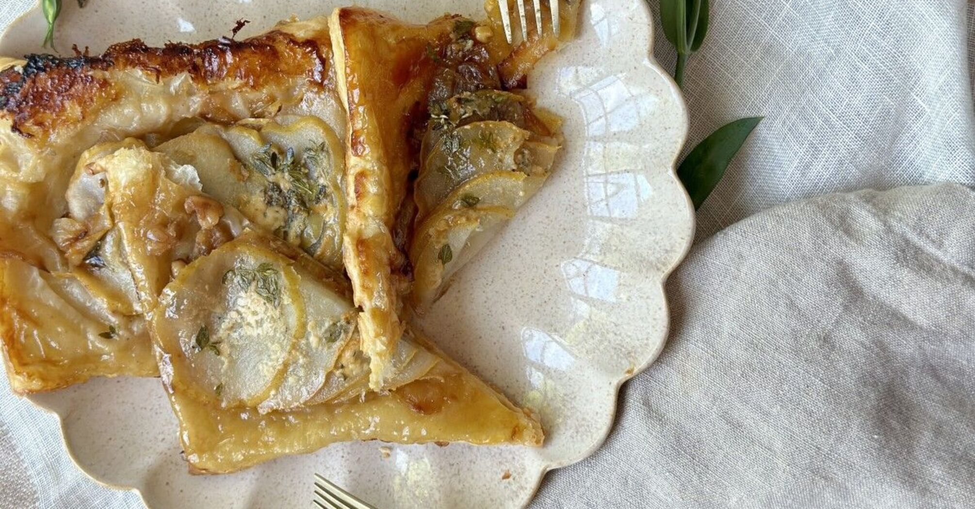 What delicious pie to make with phyllo dough: you need pears and brie cheese