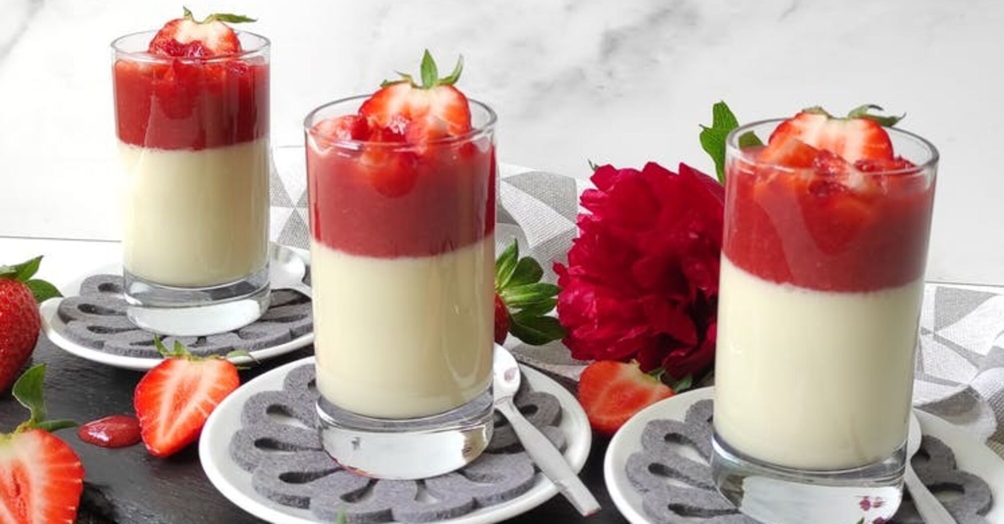 Elementary strawberry dessert in a glass: you need 5 ingredients only