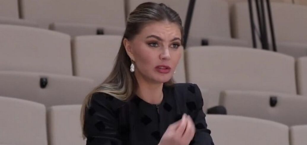 'Putin's mistress' Kabaeva embarrasses herself as she fails to do the sign of the cross correctly. Video
