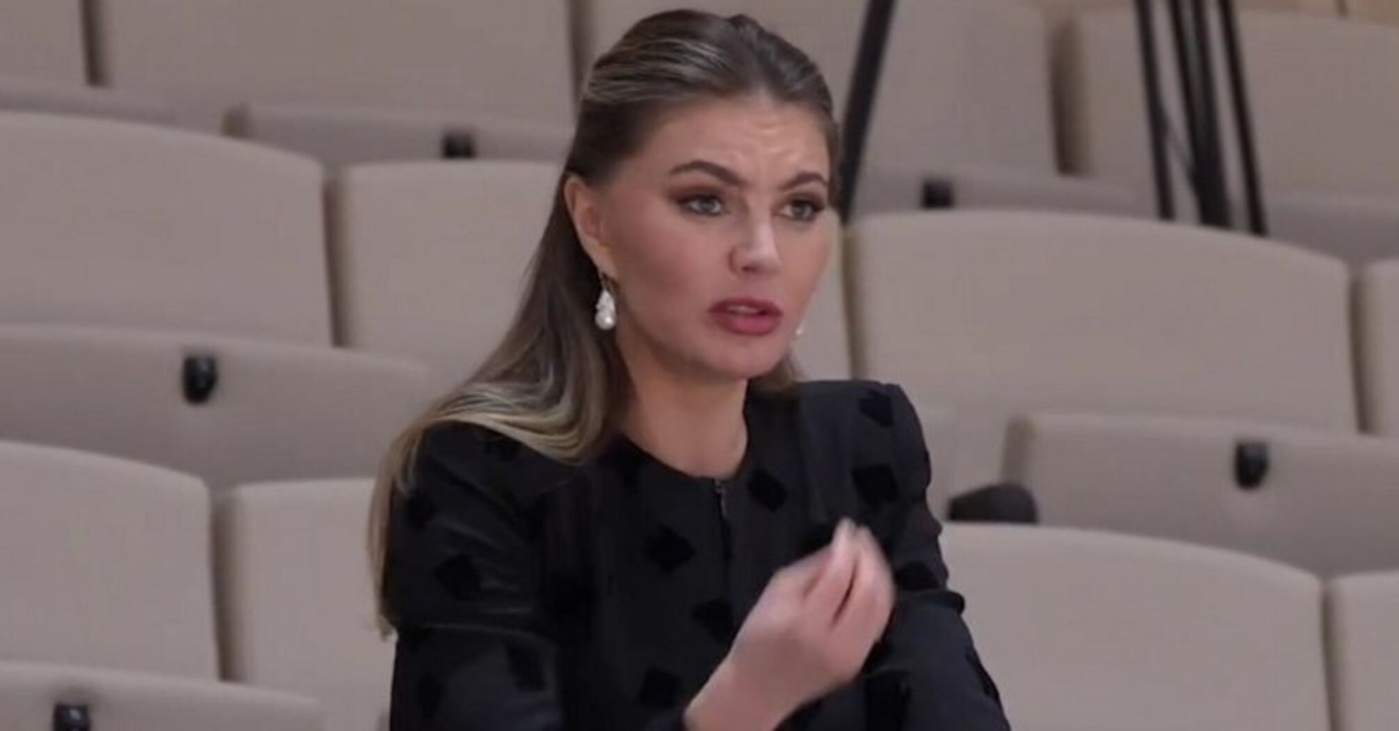 "Kochanka Putina" Kabajewa kompromituje się, nie wykonując poprawnie znaku krzyża. Wideo