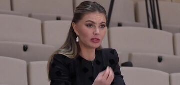 "Putin's mistress" Kabaeva embarrasses herself as she fails to do the sign of the cross correctly. Video