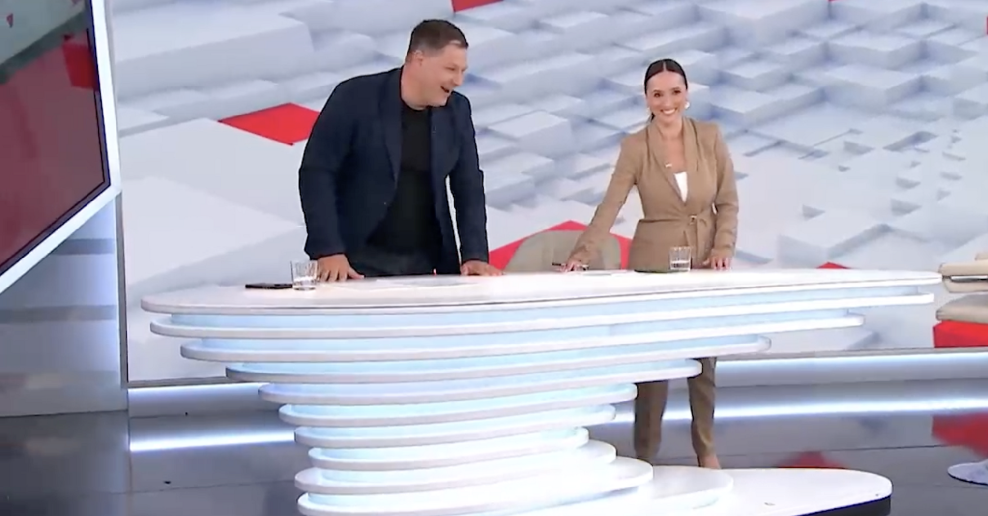 A table 'ran away' from the 1+1 hosts on air. Video of the embarrassment