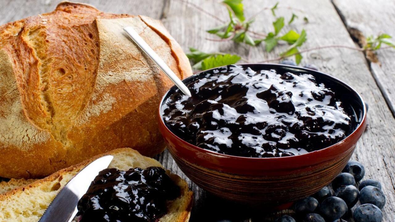 Thick billberry jam: what you need to add to the base for the perfect consistency