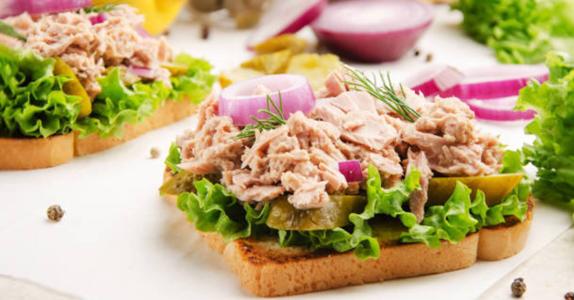 Salad and spread at the same time: what to cook with tuna