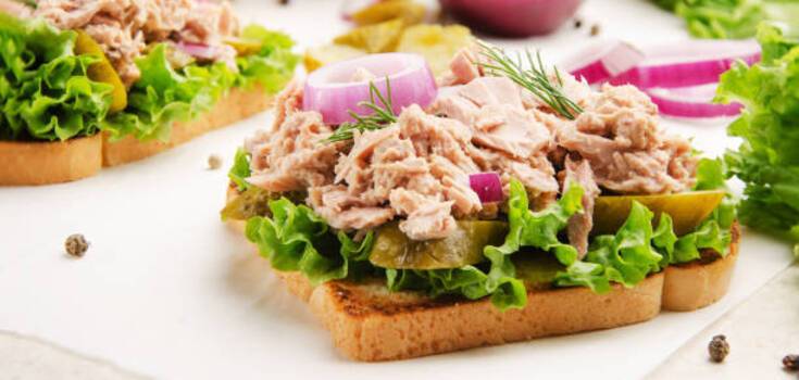 Salad and spread at the same time: what to cook with tuna