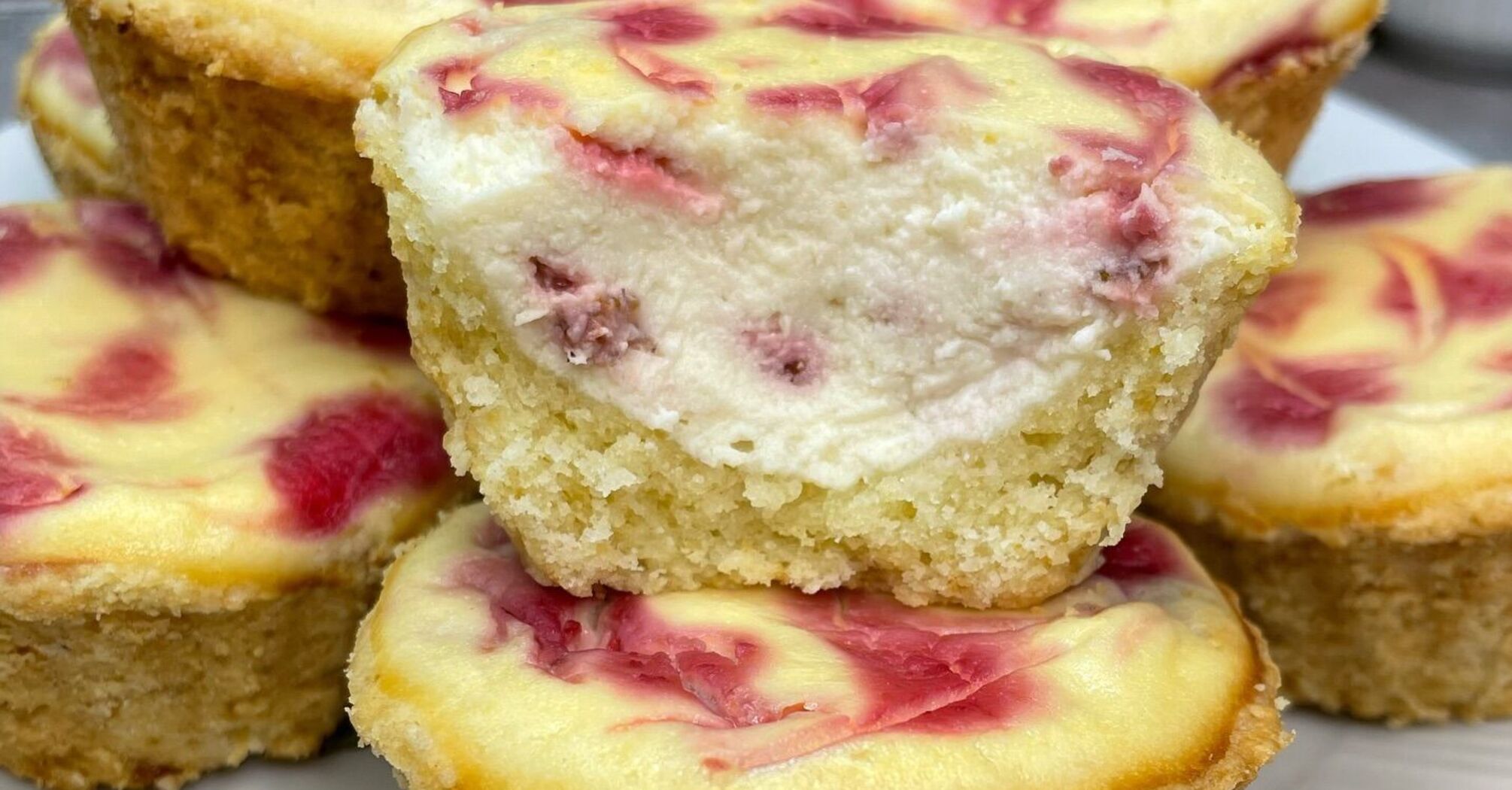 Curd muffins with strawberries on shortbread: how to make a simple dessert for family tea drinking