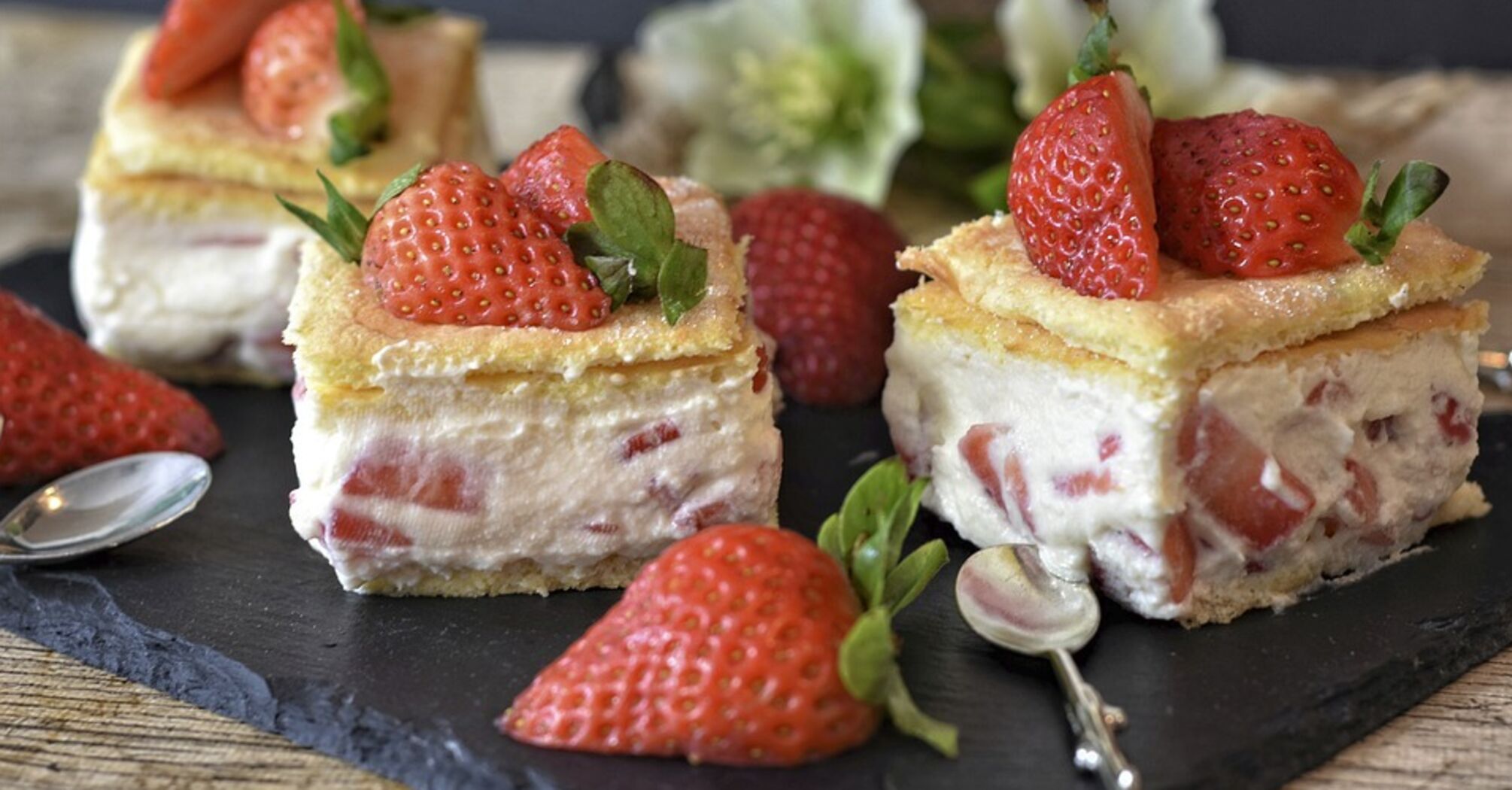 Delikatne ciasto truskawkowe bez pieczenia: jak zrobić lekki deser