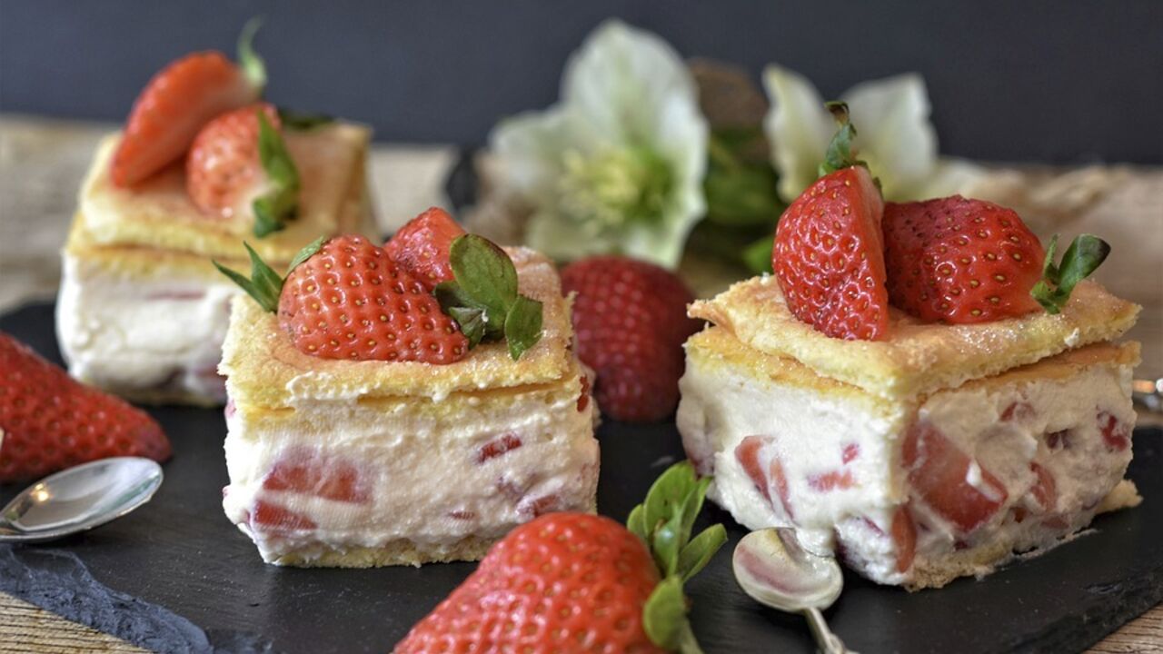 Delicate strawberry cake without baking: how to make a light dessert