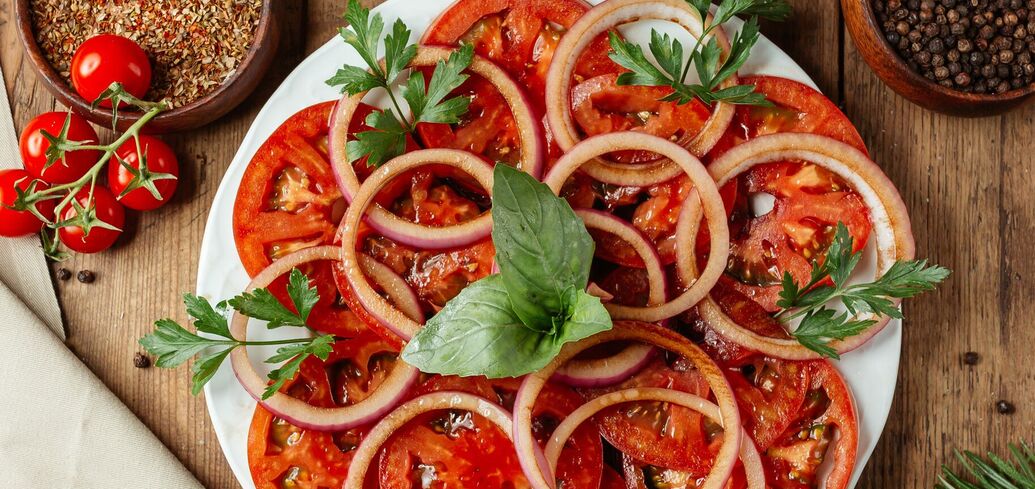 For barbecue and fish: pickled tomatoes with spicy sauce in 5 minutes