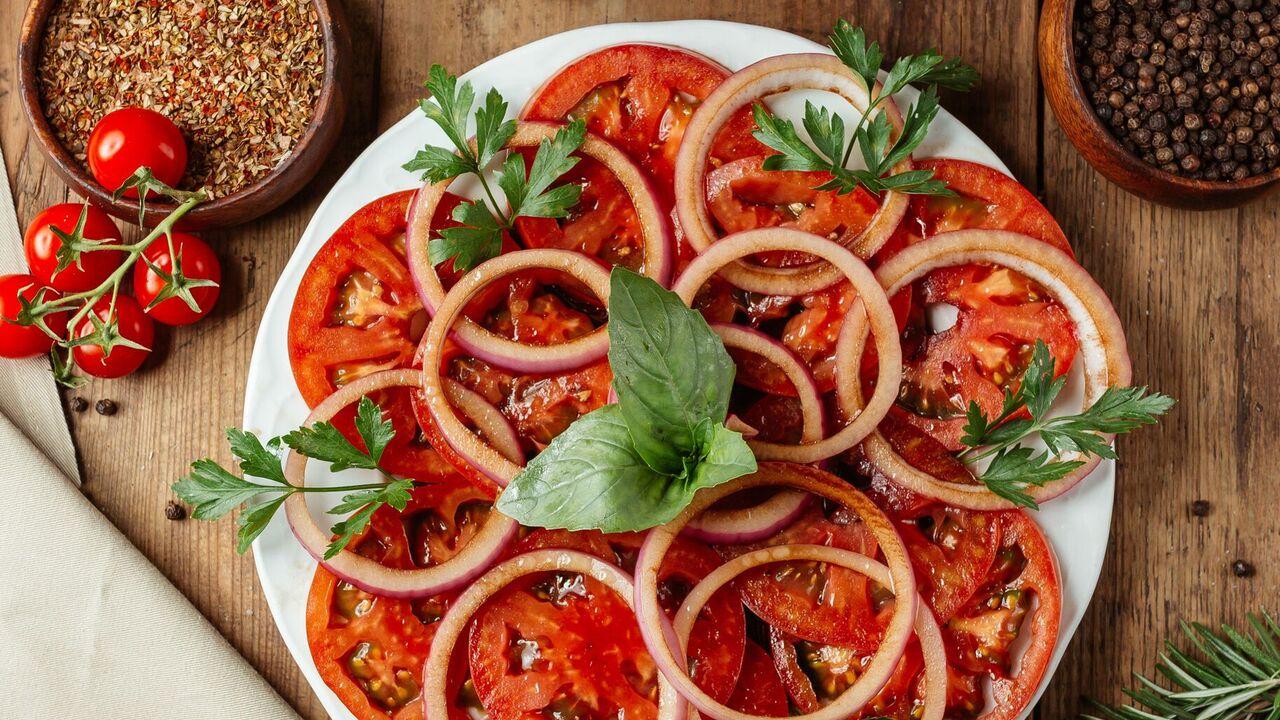 For barbecue and fish: pickled tomatoes with spicy sauce in 5 minutes