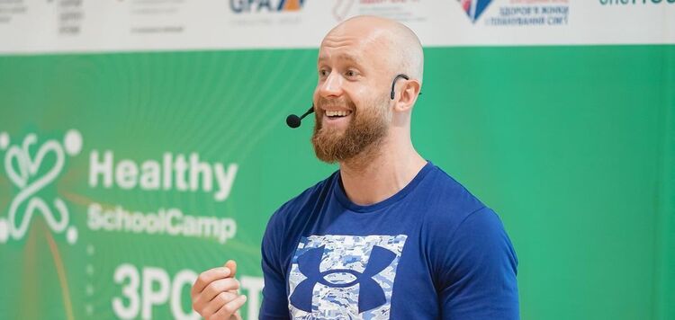 Chodzenie 10 000 kroków dziennie i niejedzenie po 18:00: trener fitness Viktor Mandziak obala popularne mity na temat odchudzania