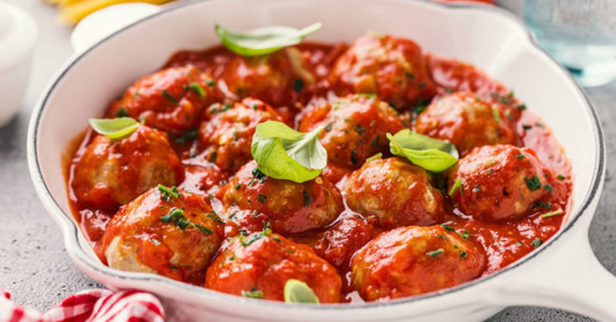Meatballs with sauce: a recipe for dinner