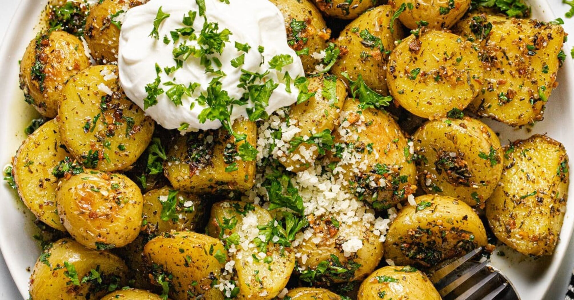 Young potatoes with sour cream and garlic: the best summer lunch dish for cutlets or chops